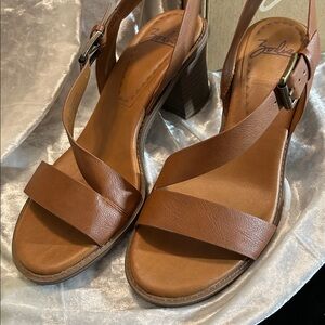 NWT ZODIAC STRAP  SANDALS 10M
